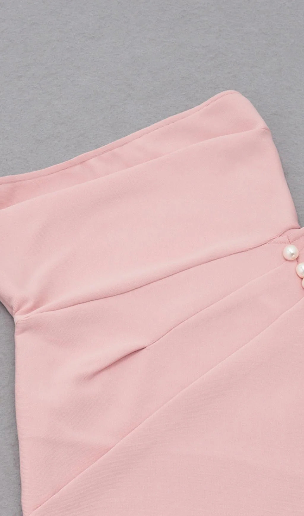 Vestido de fiesta sin tirantes y hombros descubiertos con abertura lateral